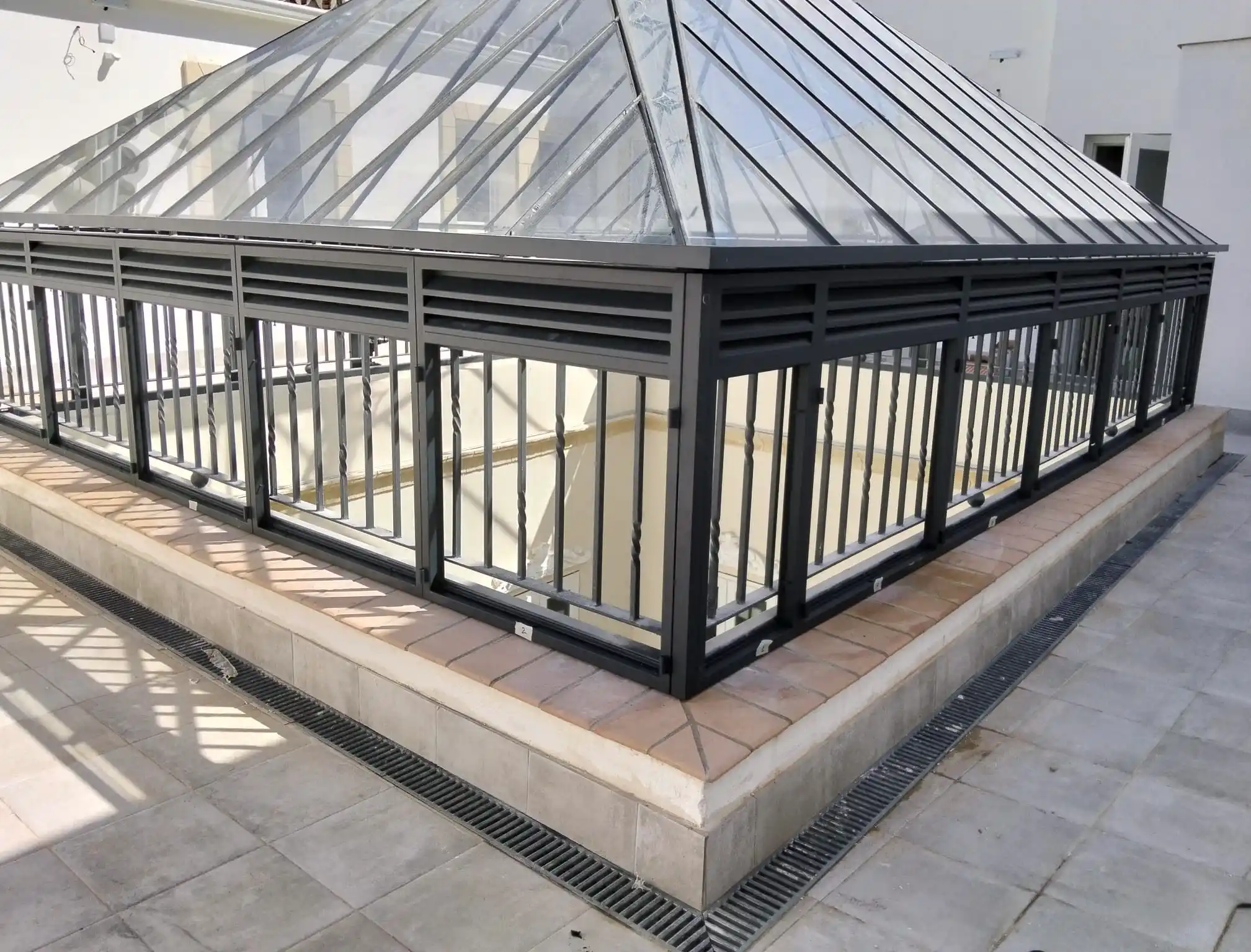 Rejas de hierro decorativas y de seguridad lacadas al horno para patio interior