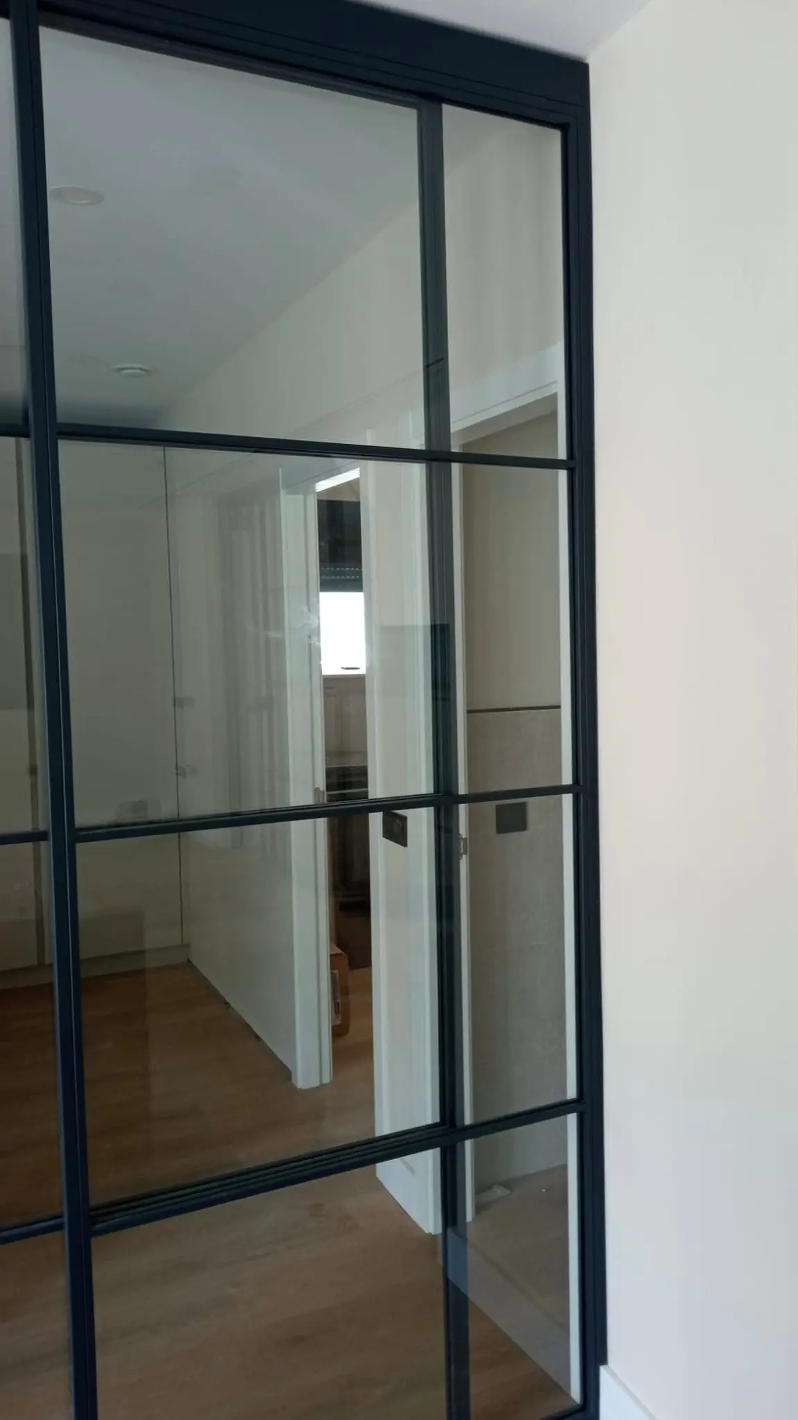 Perfilería metálica con acabado lacado de alta calidad para puertas separadoras de cristal